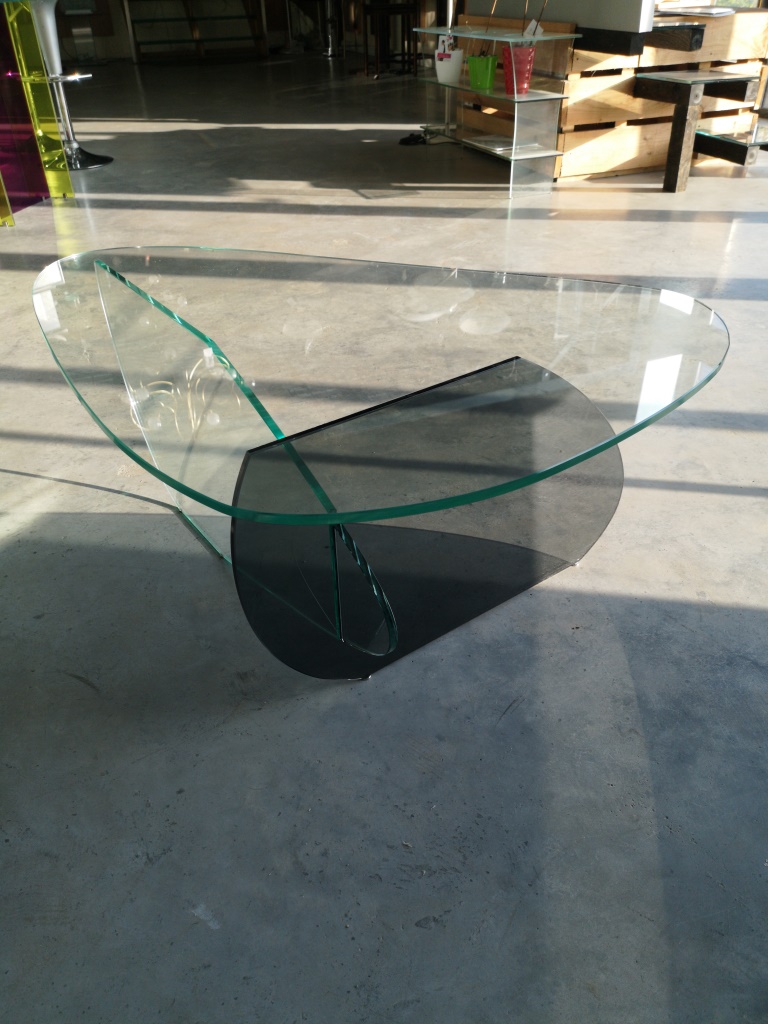 Table en verre clair et fumé en forme de galet
Ver'art fabriquant de mobilier en verre sur mesure
